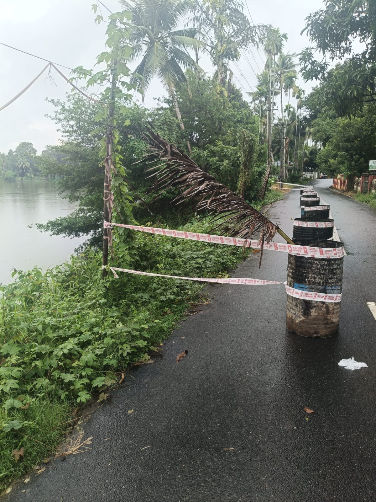 റോഡ് ഇടിയൽ ഭീഷണിയിൽ